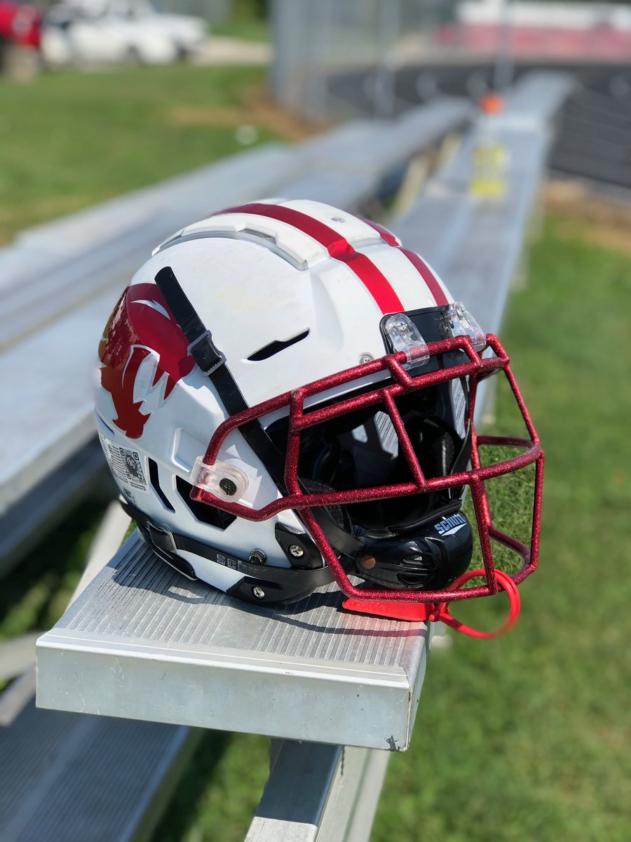 SchuttSportsKY's tweet image. Great looking new design for Bath County HS. Matte White finish with Scarlet Chrome Decals and Diamond Scarlet Masks. @bathcofootball @BSNSPORTS_KY @schuttsports