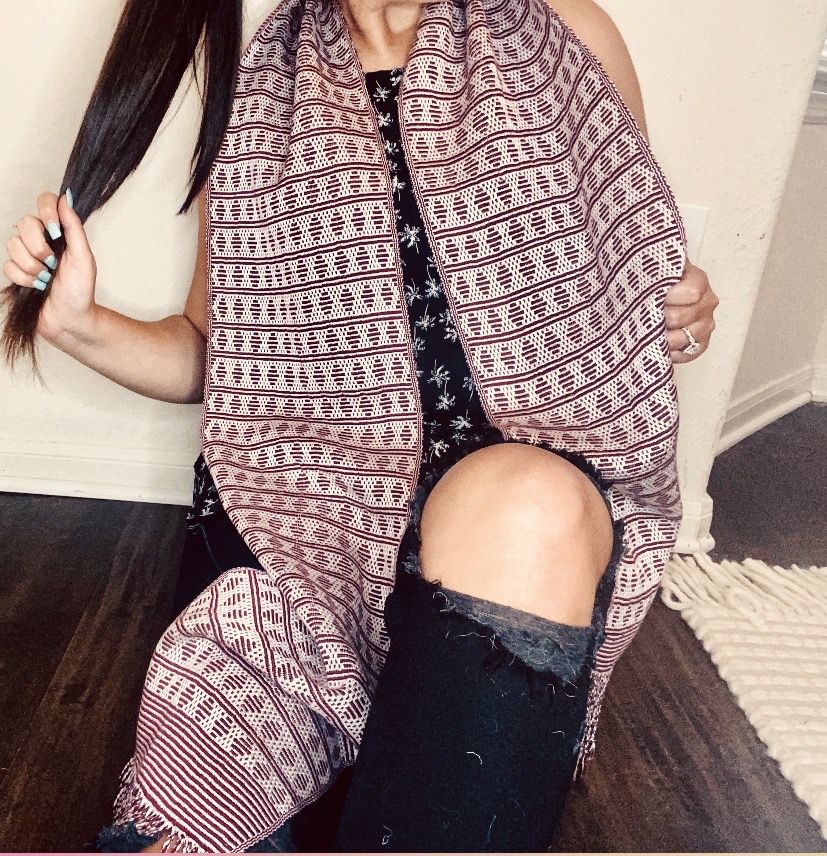 One of our lovely woven scarfs worn by our models. The fall season is here!
.
.
#scarf #weaving #artisans #nonprofit #refugeeswelcome #backloom #cuteoutfitideas #fridaymorning