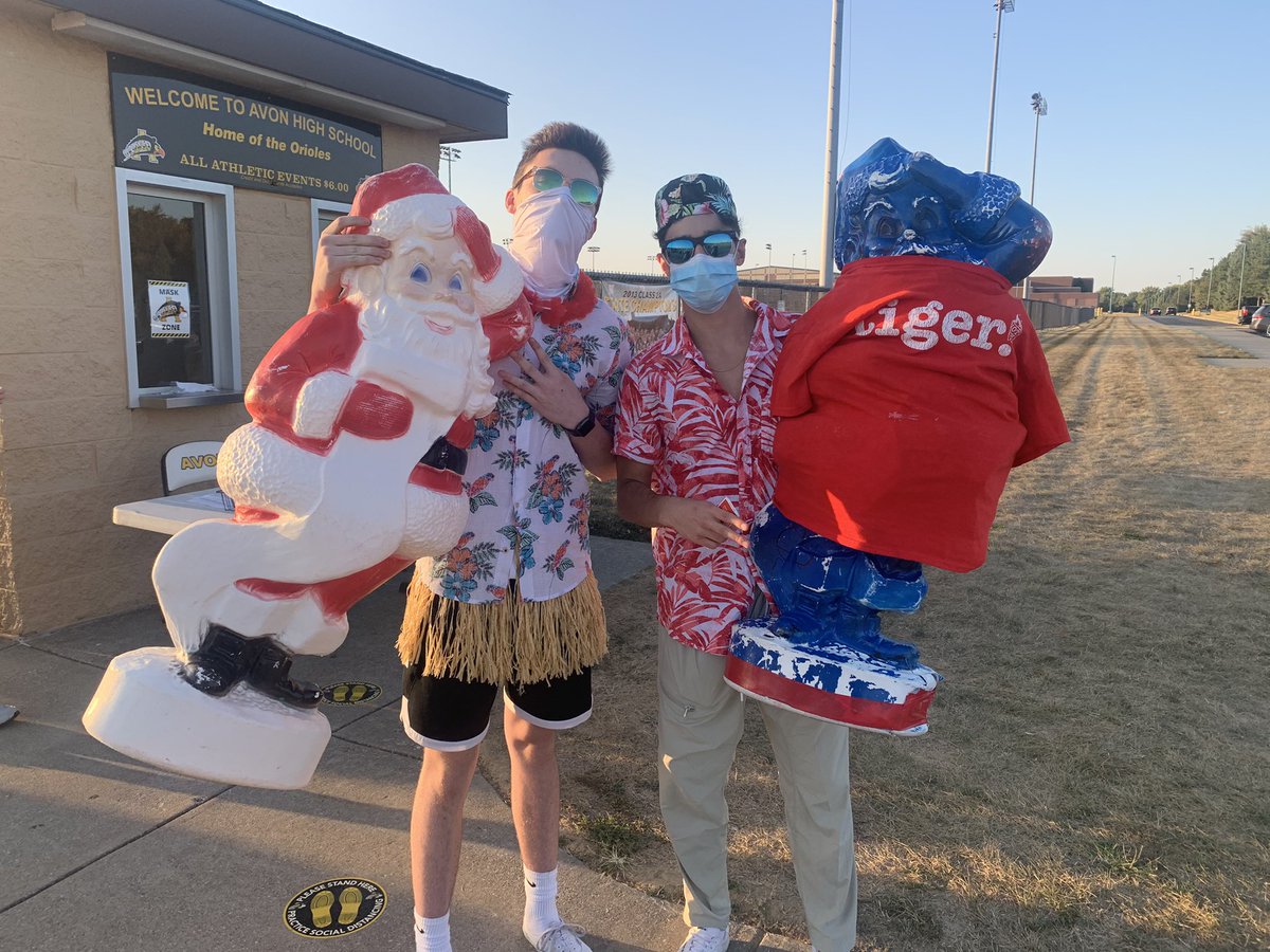 AvonSchoolsPD's tweet image. Hey @HSEHighSchool I was just informed there may have been a theft.  Not sure what it means, but @FHSTigers said to tell you they have Santa Claus here in Avon @AHS_Orioles .
It may be painted black and gold before the night is over. 😁
#GoORIOLES @avonfootball 
@Fishers_Police