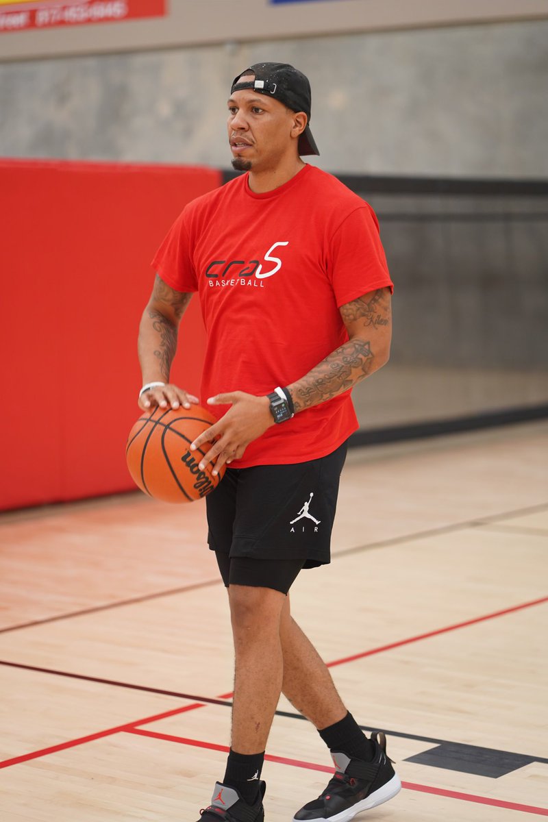 Coach_J_Walk's tweet photo. “A coach is someone who tells you what you don’t want to hear, who has you see what you don’t want to see, so you can be who you always known you could be.” #Crab5Basketball #CoachJWalk #Work #Family #Focus #EliteLevelTraining #PlayerDevelopment https://t.co/NIHwFJfaod