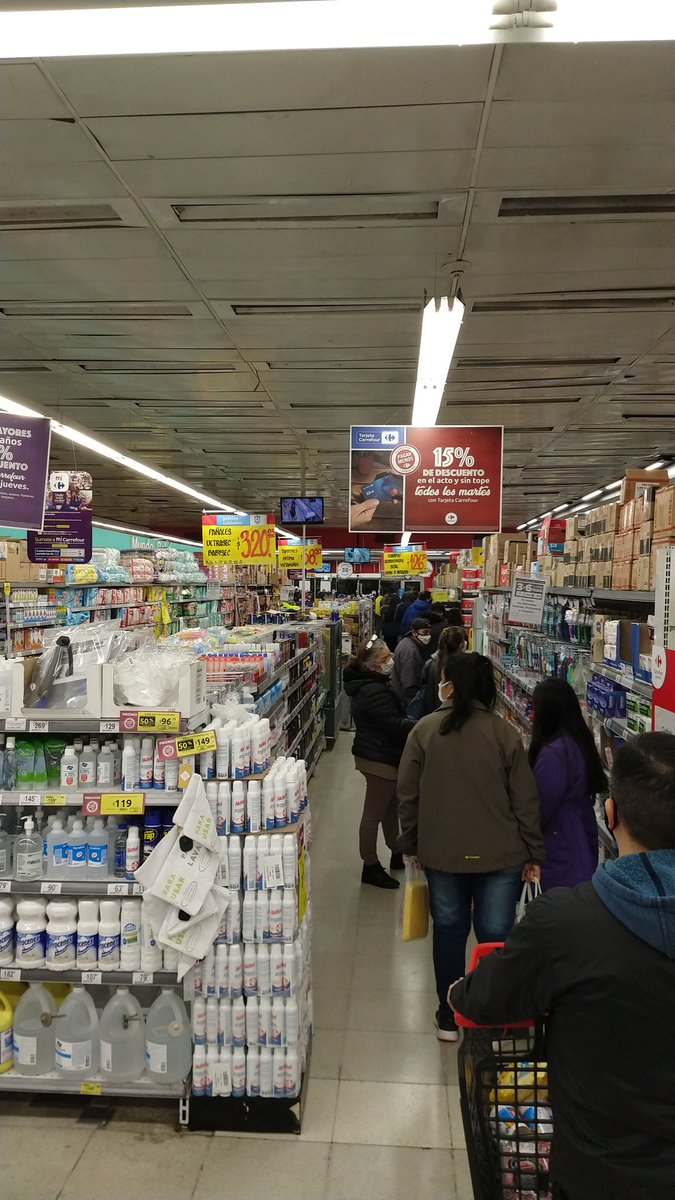 Bacarunner's tweet photo. @alferdez  te cuento que en @carrefourarg sucursal Uriburu CABA no hay más #COVIDー19, mira la cola de las cajas. #desastre #irresponsables https://t.co/WZtBuD69Pk