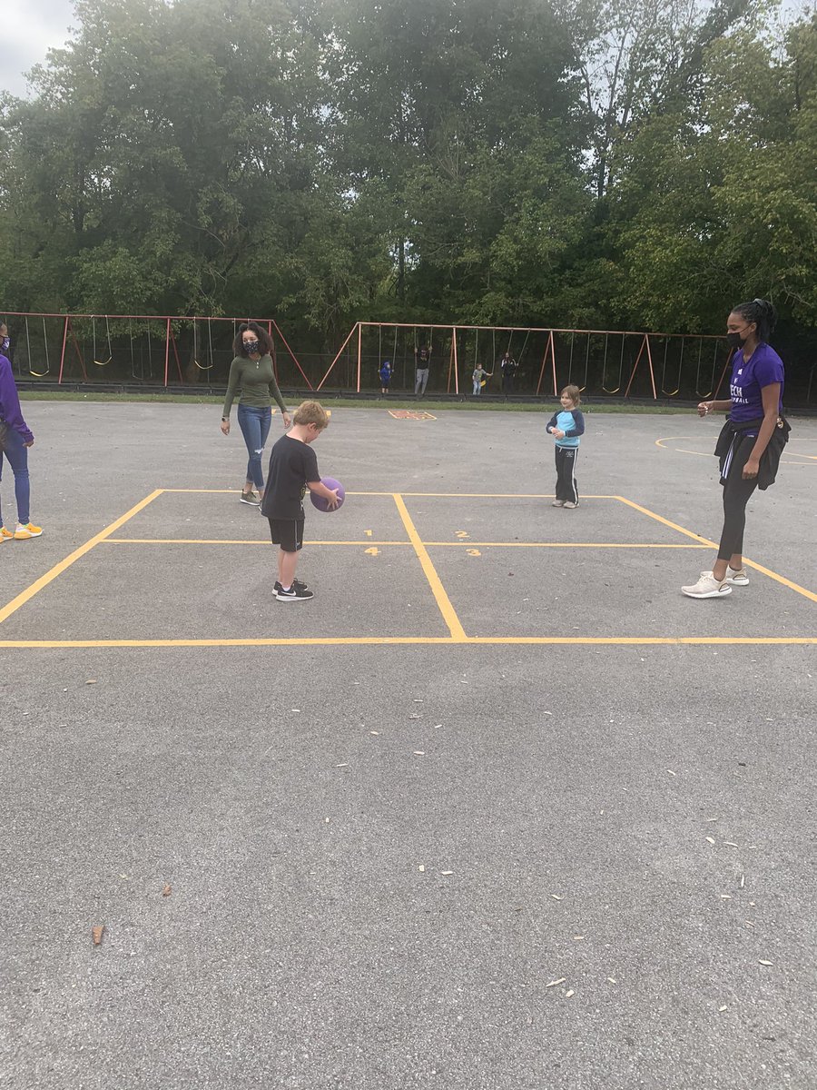 QrackTheCODE's tweet image. Some of our student-athletes spending time with the Baxter Primary school students !