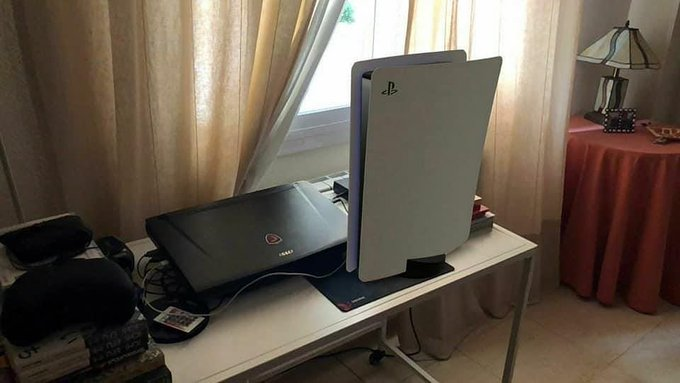 BillionBiscuits's tweet photo. #PS5 is looking Girthy - Look at that Mass LMAO https://t.co/2OVozDup8q