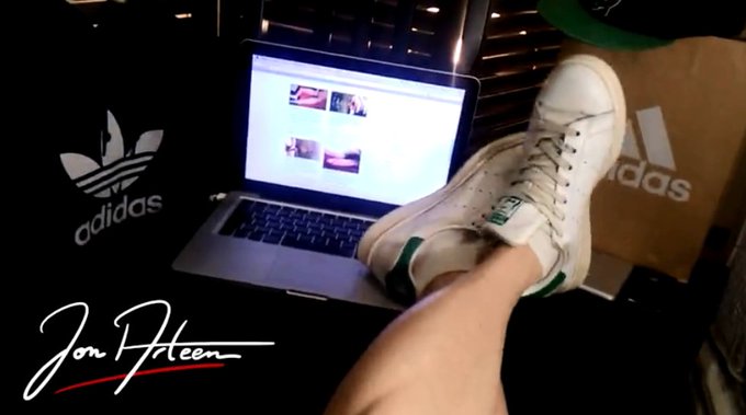 https://t.co/hGWtQxnpP0 
Apple Laptop Worships Adidas Stan Smith Sneakers #twinksLegs #boyfoot #boyfeet