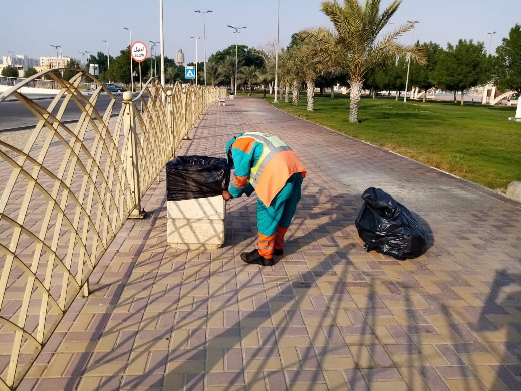 Khobar_mun's tweet photo. #بلدية_الخبر تكثف أعمال النظافة في الكورنيش والواجهة البحرية والحدائق العامة تزامنا مع احتفالات #اليوم_الوطني٩٠ https://t.co/F0NIHgPa87