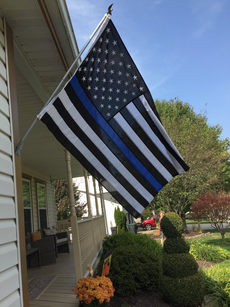 lLeethepoet's tweet image. I think it is pretty ironic how voting Blue has a whole new meaning this year and NOT one in favor of democrats!#BackThe Blue