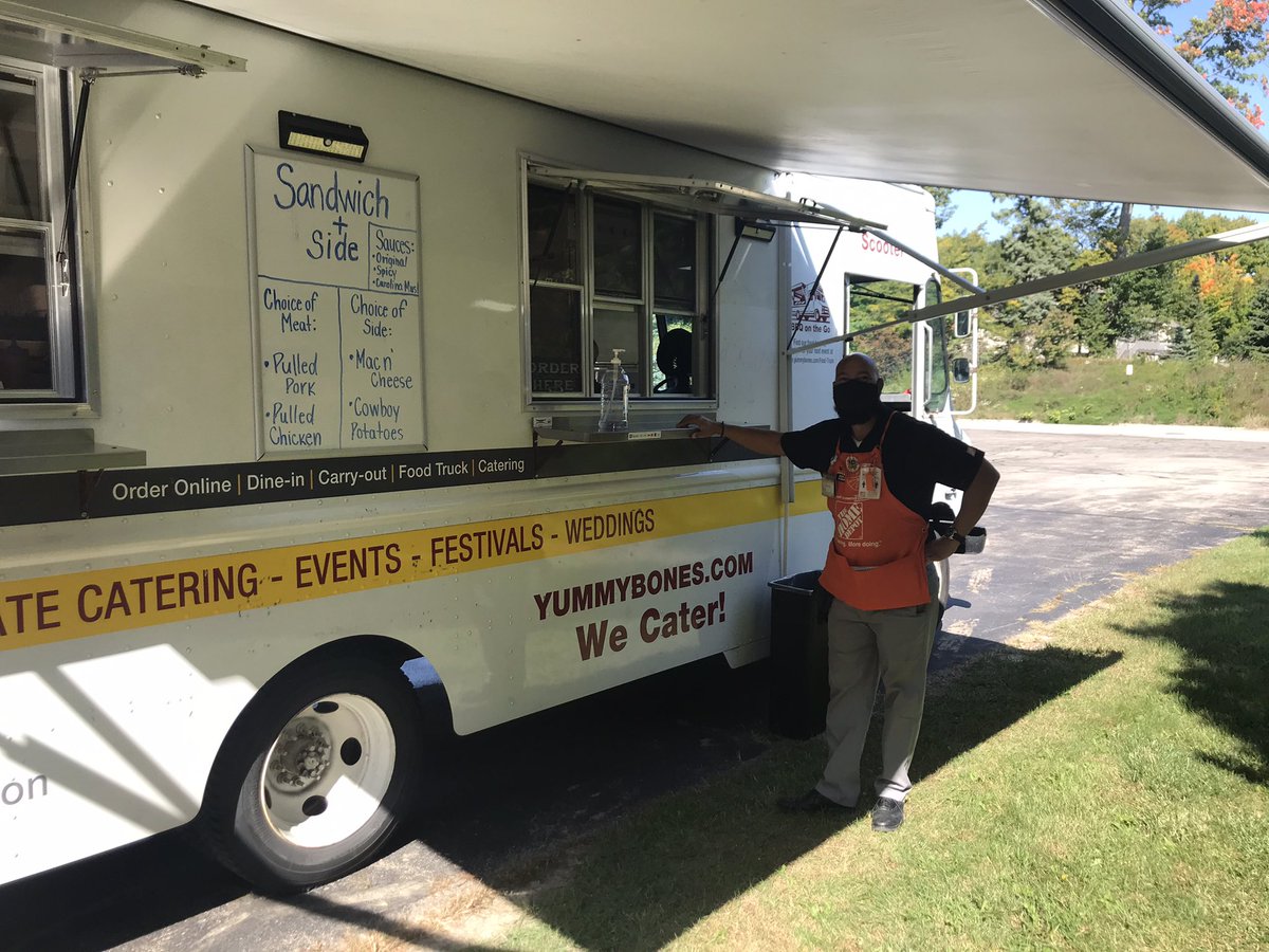 CrystalCritchl1's tweet photo. Guess who came to celebrate Success Sharing with us today?!? Enjoying a little bbq on this beautiful day! #successsharing2020 @jonbaumann304 @CampSweenScott https://t.co/H0ghlZ36XE