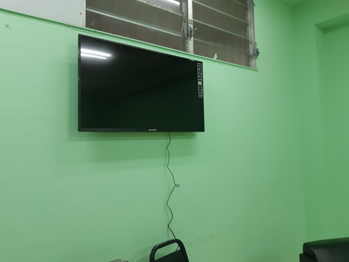 Profesor José Álvaro, Presidente de la APUDEP hizo entrega de muebles y televisor para acondicionar salón de profesores del CRUPE. Gracias mil Profesor Álvaro en nombre de todo el personal docente y administrativo.