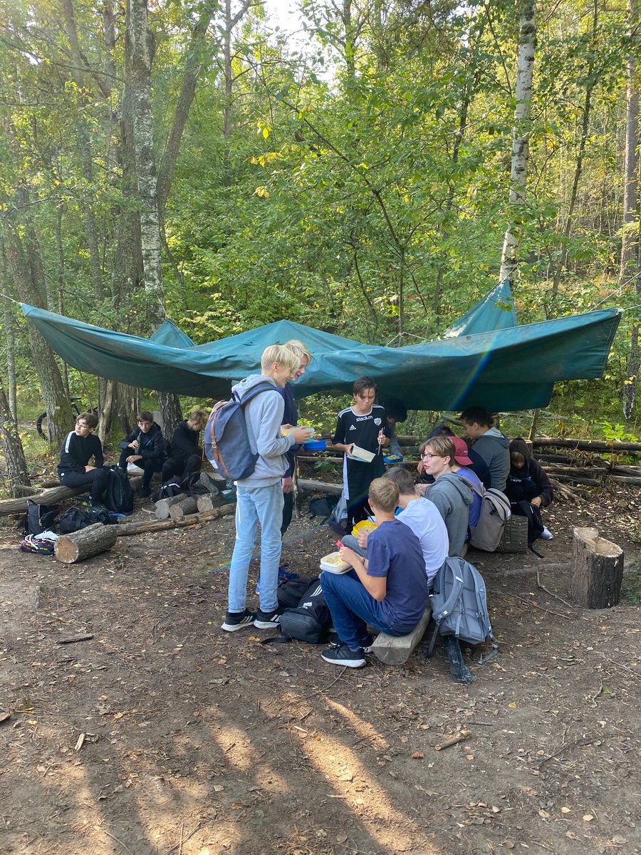 European sports day med hela åk 7 på <a href="/Tegelhagen/">Tegelhagens skola</a> idag. Springa, cykla, jägarvila, brännboll, brobygge och matlagning ute - allt på en dag! 
#tgl #tegelhagen #erasmusprojekt #solskol
