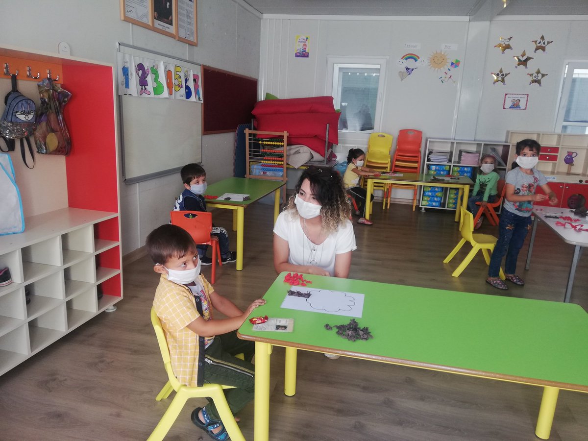 İlk defa okulla buluşmuş Suriye'li çocuklar...
Sizin kaderiniz büyüklerinizinkine benzemesin, siz okuyun, siz kimsenin kölesi olmayın, siz silah değil kalem tutun, siz gülün...
#ziyaselcuk
#KırmızOda
#Syrian