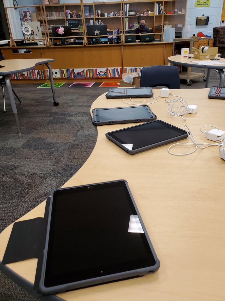 Librarians are responsible for a huge amount of information! But in our eyes &amp; heart our very own Librarian Ms. Morales mastered it! 💯 #TeamSISD <a href="/Sparks_Interest/">Marcy Sparks</a> @HReyna_TECH <a href="/SocorroISD/">Socorro ISD</a> @EAlvarez_HDHES <a href="/SISD_ES/">Jennifer Trejo</a> <a href="/nsalcido_hdhes/">Norma</a> @JEspinoza_SISD