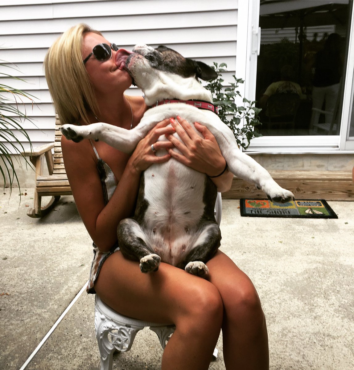 nicole_casey3's tweet photo. Happy #nationaldaughtersday 
🐶
#dogmom #bulldogsofinstagram #bulldogs #dogsofinstagram #slobberykisses #bulldoglover #wigglebutts #momofdogs #bullybreed https://t.co/9g3jbE48Oj