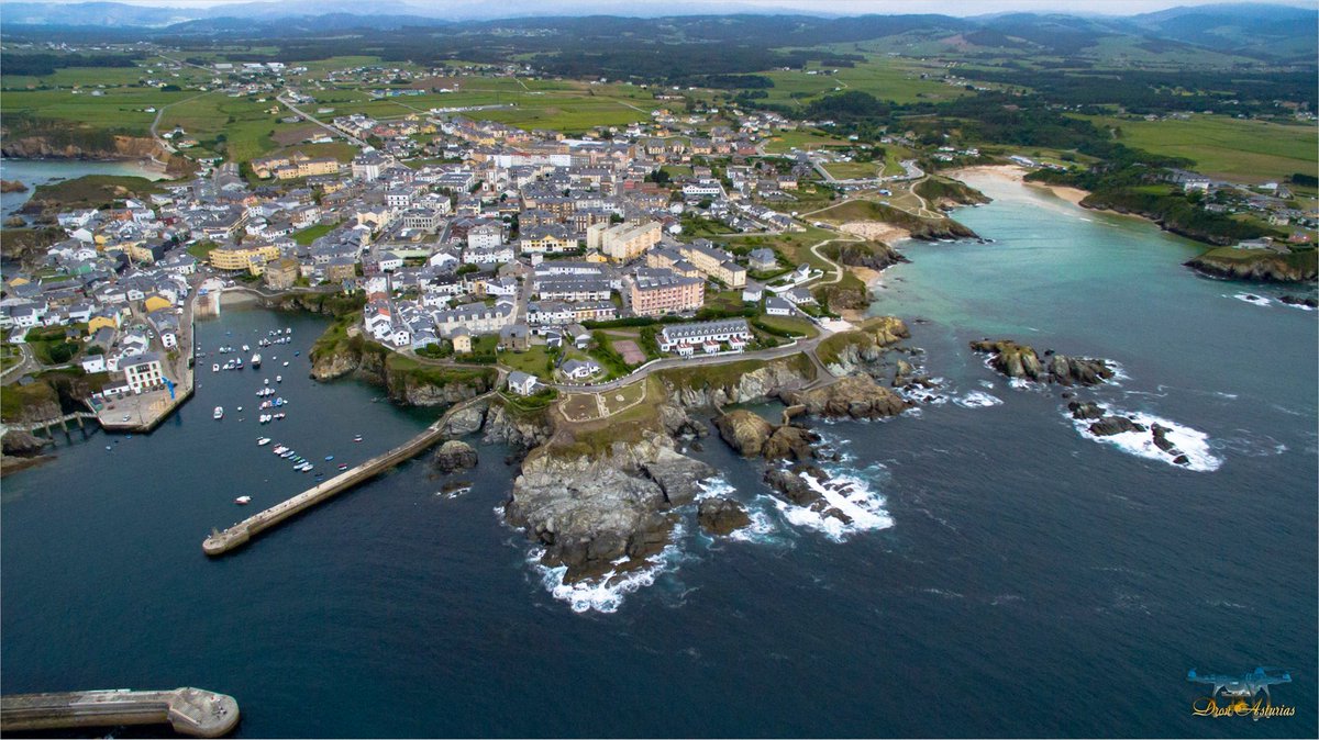 TurismoAsturias's tweet photo. Los faros son como una guía de viaje, te permiten trazar una ruta para conocer la costa asturiana que se desgrana en imágenes inolvidables.
1. Ḷḷuarca/Luarca (Valdés)
2. Peñes (Gozón)
3. San Emeterio (Ribadedeva) 
4. Tapia (Tapia de Casariego)
👉 https://t.co/Oz0FCSe6Ad https://t.co/NDrpLdvlDv