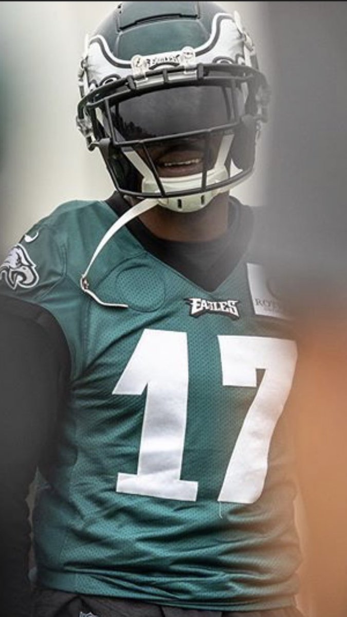 Eagles WR Alshon Jeffery is using a Schutt F7 with an F7-EGOP-NB-VC  facemask and a Riddell hardcup chinstrap, he used a Schutt Vengeance Pro  with a custom facemask in 2019., image size:675x1200