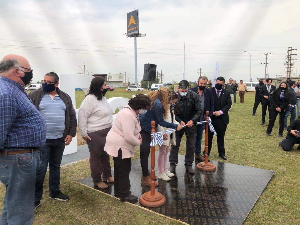 AncapUruguay's tweet photo. La Estación ANCAP de La Paz te da la bienvenida de otra manera.
Con la presencia de vecinos y autoridades, hoy quedaron inauguradas las letras corpóreas de la ciudad.
#CercaDeVos
#EstacionesANCAP https://t.co/L7mxGDu8Jy