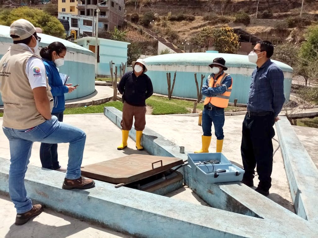Reg_aguaEc's tweet photo. #Chimborazo|| En los cantones de #Alausí y #Chunchi, técnicos de la ARCA tomaron muestras de agua para analizar parámetros físico químicos, y analizaron acciones junto a miembros de los GAD para precautelar la calidad del agua y del servicio en general. #JuntosPorElAgua https://t.co/9HyzRFUJbw