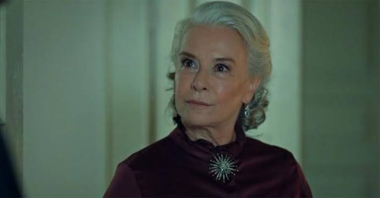 Ben bizim Esma sultanımızı tercih ederim şahsen. #KırmızıOda