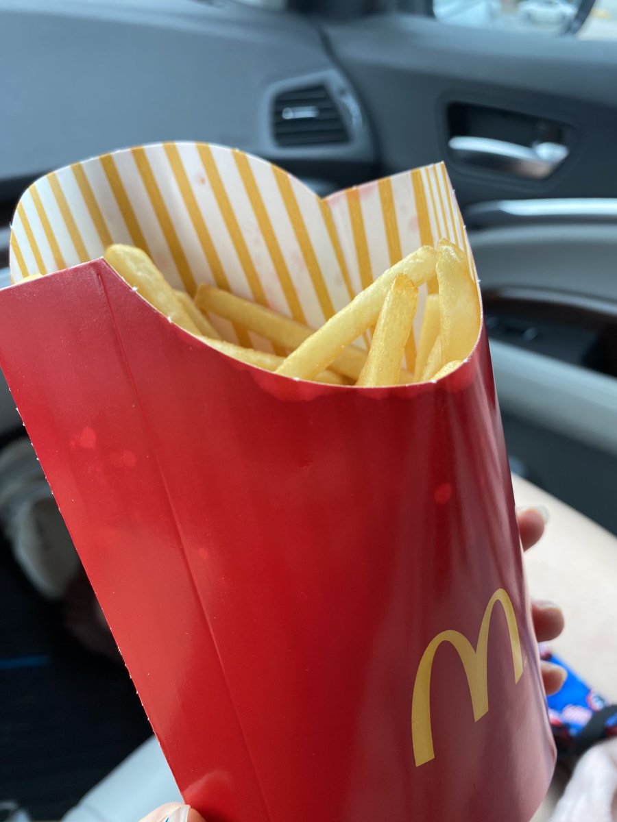 SchnockAva's tweet photo. ⁦⁦@McDonalds⁩ this is how your large fries come now, half missing?  I drove away before I had chance to look at my order. This is not a big deal except this has been happening a lot. https://t.co/qrWxXcK0Zj