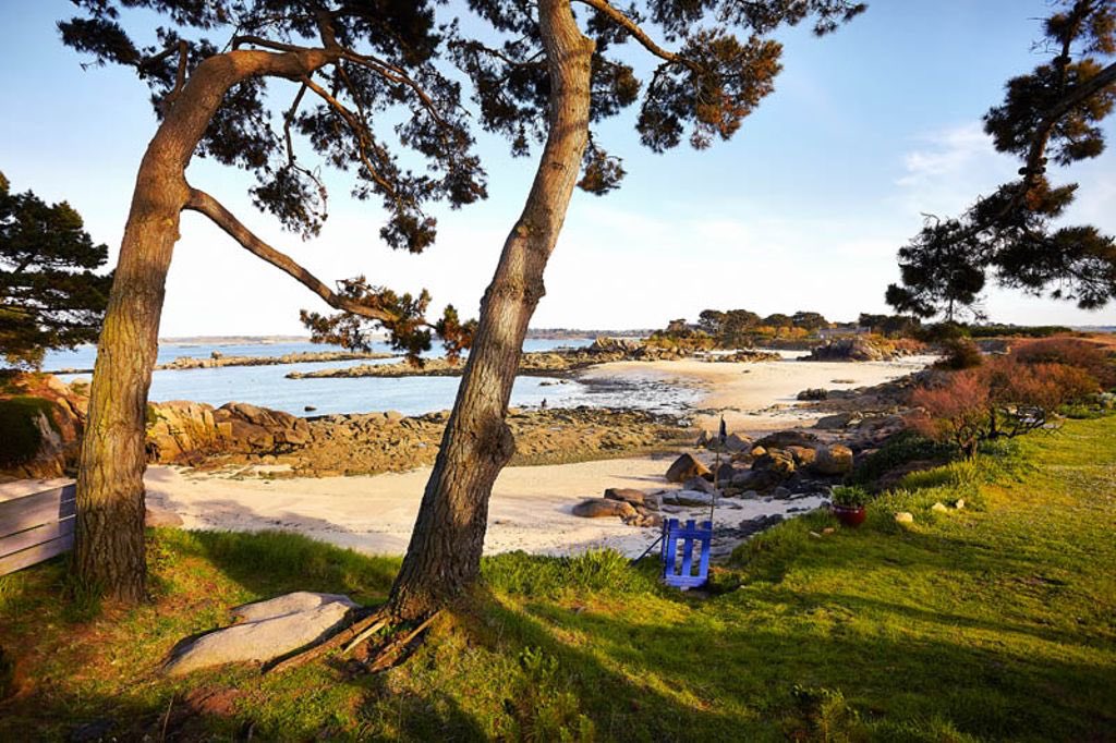 BreizhWeCan's tweet image. L’île #Callot, on y vient pour la pêche à pied ou les sentiers côtiers

🏝 Elle est accessible à marée basse, depuis le port de #Carantec par une route submersible...

🚘 Il arrive que des automobilistes (parisiens ?) y soient piégés par la marée montante.

©️Alexandre Lamoureux