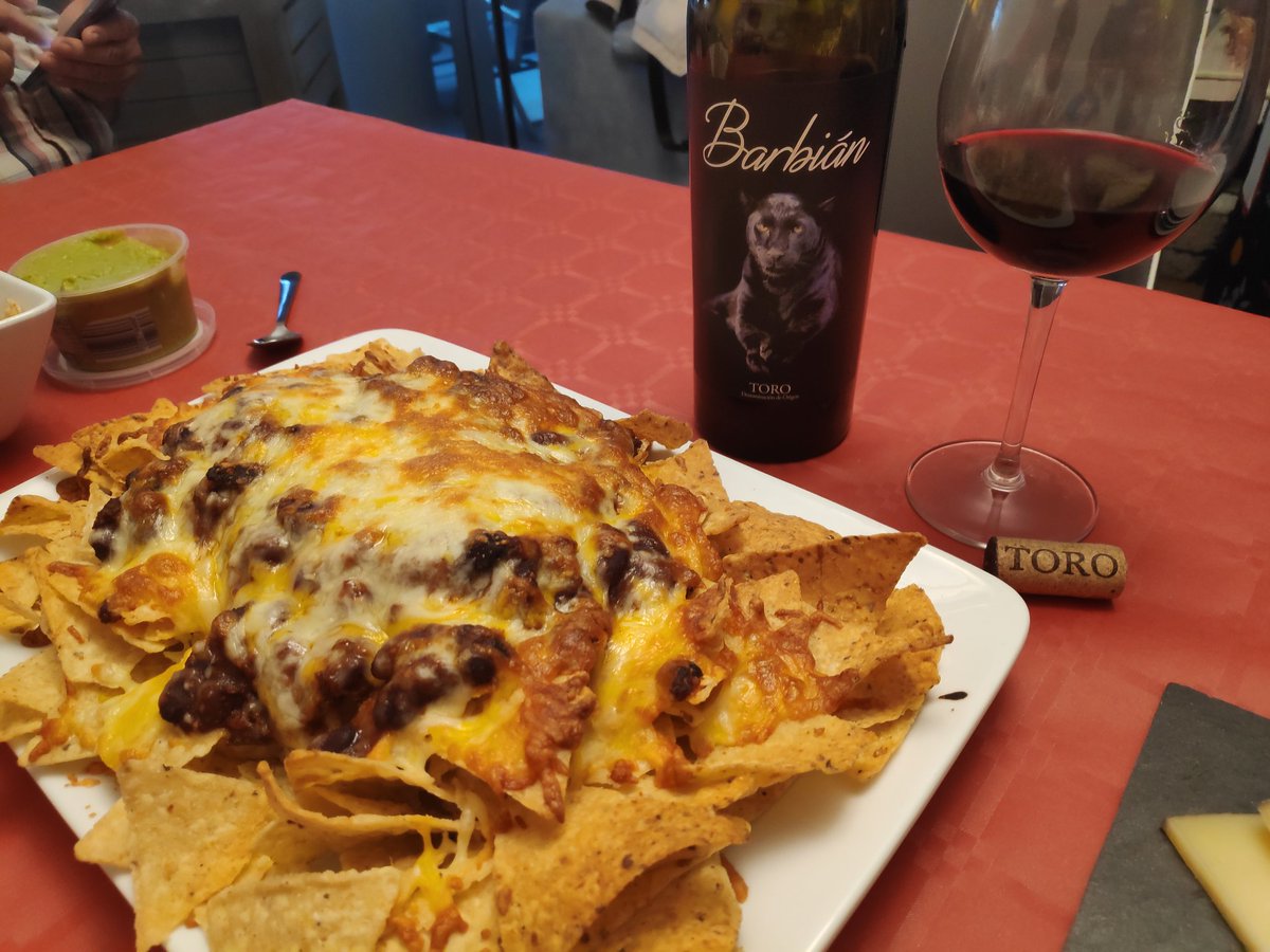 dherrero81's tweet photo. Viva Mexico y viva la Tinta de Toro!! #Barbian @COVITORO @VinodeToro @tierradesabor Vaya cena rica rica que me han preparado!! 🐂🐂👌🏻👌🏻🍷 https://t.co/DrXozJe4wr