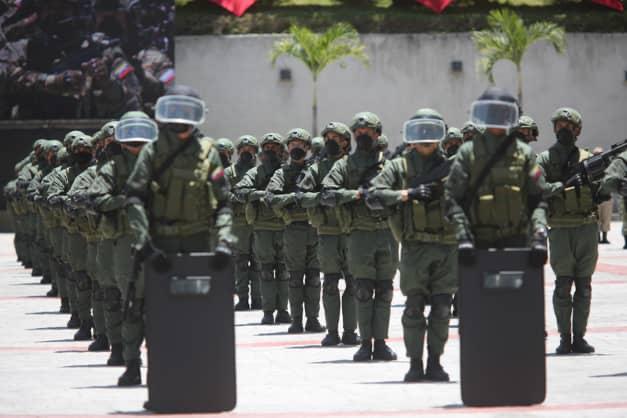 Celebramos por todo lo alto el XV Aniversario del CEOFANB, que es lo mismo que decir 15 años de aplicación de nuestras propias ideas, tácticas y estratégicas para la defensa de la integridad territorial y la Paz de Venezuela. Mis felicitaciones a toda nuestra heroica FANB.