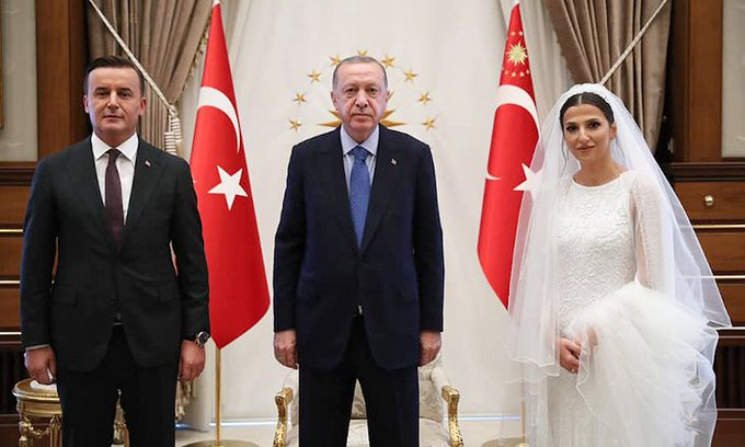 erkanpehl's tweet photo. 82 linke und kurd. Politiker der #HDP wurden heute festgenommen.Geleitet wurde das Ganze von der #Staatsanwaltschaft in #Ankara.Übrigens:Der #Oberstaatsanwalt dort ist #YükselKocaman @kocaman_yksel.Der hatte vor einigen Tagen geheiratet und besuchte am gleichen Tag Präs.#Erdogan. https://t.co/lrolxcPtFq