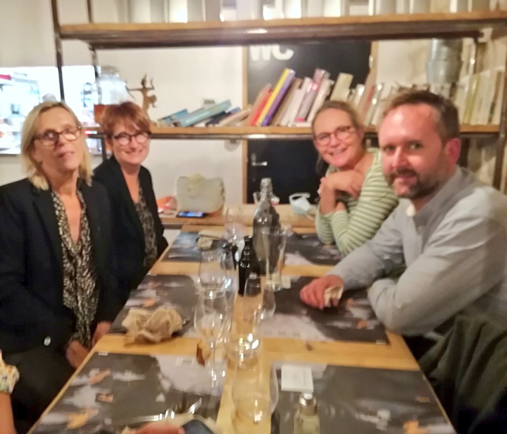 Dans le flou de l'after, <a href="/ReseauxComNA/">ReseauxComNA</a> : les présidentes passent, la convivialité reste ! 😉
À la fête de ce soir : <a href="/reseaucom17/">Réseau Com 17</a> <a href="/ReseauCom_Lim/">Réseau Com Limousin</a> <a href="/APACOMaquitaine/">APACOM</a>