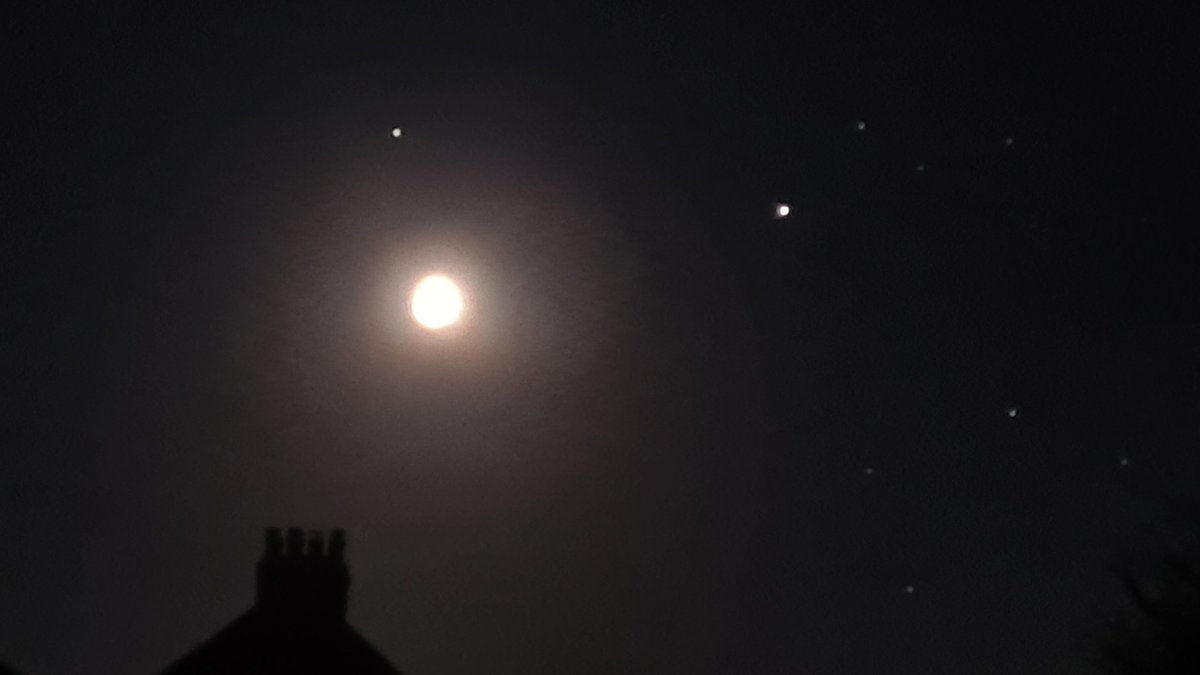 WordsFromWez's tweet photo. A clear view of the moon, Jupiter &amp; Saturn over the rooftops to the south tonight 🌔 https://t.co/IurQXiRKNM