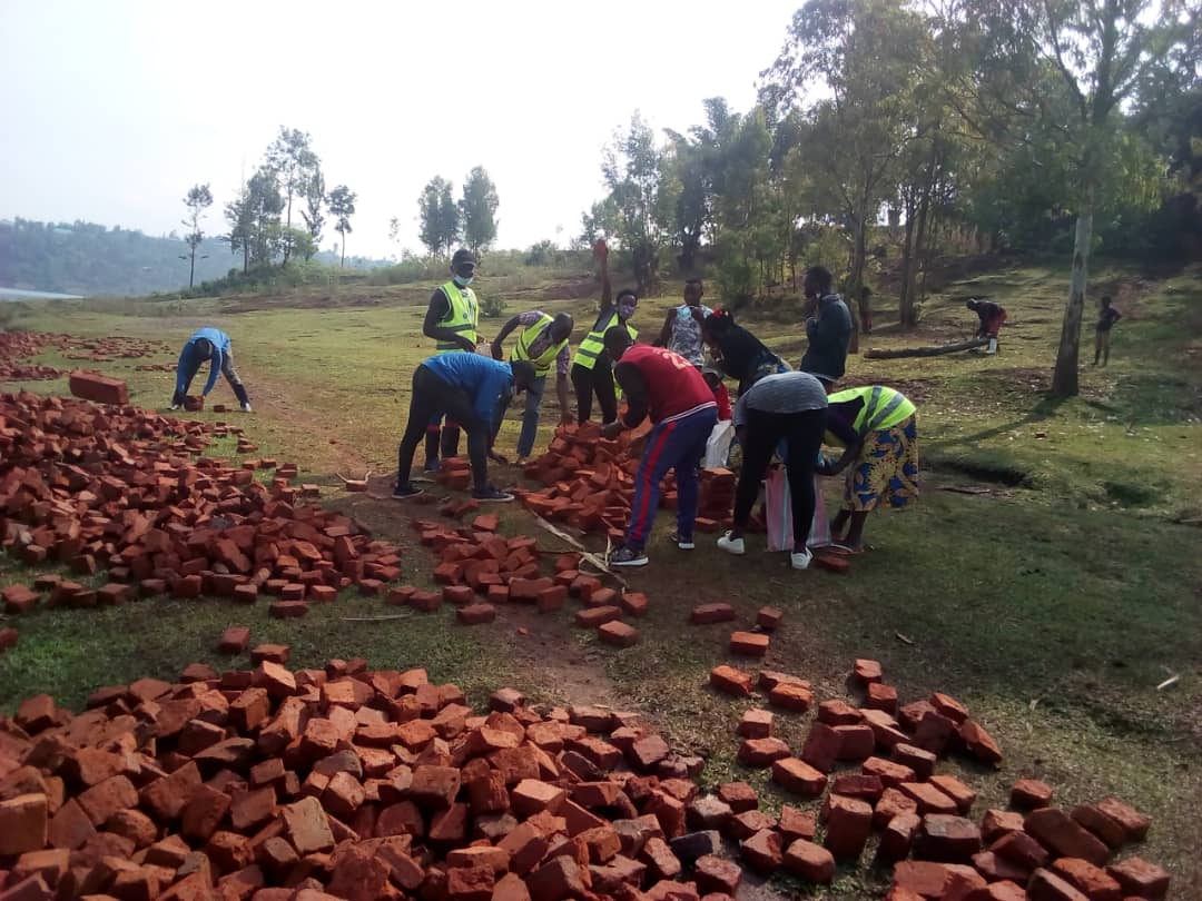 Yvcp Rusizi dukomeje ubukangurambaga bwokurwanya Covid 19 ndetse nogukora ibikorwa by'ihutisha imibereho myiza  hanatwawe amatafari yokubaka amashuri <a href="/RwandaYouthVol1/">Rwanda Youth Volunteers</a>
<a href="/BigwiTheo/">Bigwi Theo</a>
<a href="/Rwandapolice/">Rwanda National Police</a>
<a href="/AbdallahMurenzi/">Abdallah Murenzi</a>
<a href="/RwandaLocalGov/">Ministry of Local Government | Rwanda</a>
<a href="/EricBayisenge/">Eric Bayisenge T.</a>
<a href="/RusiziDistrict/">Rusizi District</a>