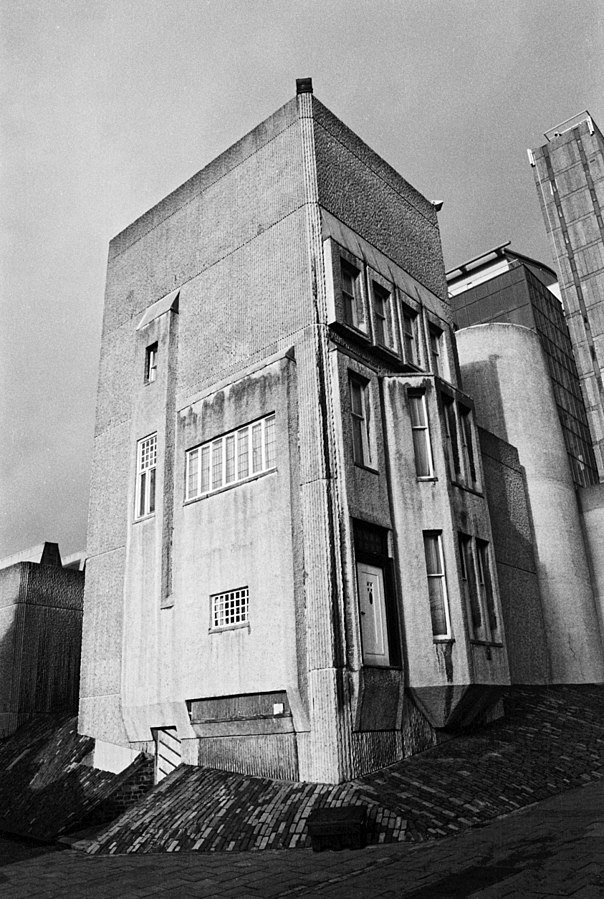 Este cubo brutalista de los años 70 con postizos de ventanas victorianas no parece que tenga mucho del estilo de los Mackintosh. Sin embargo, en su interior se encuentra la sorprendente reproducción de la casa del matrimonio Mackintosh.