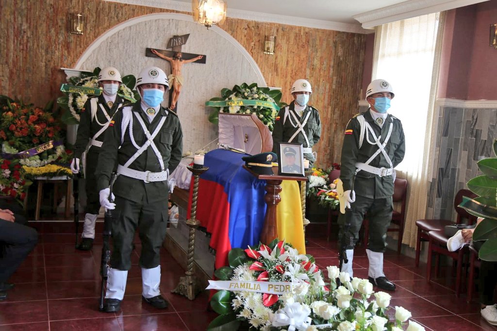 PoliciaBoyaca's tweet photo. Desde su natal Santa Rosa de Viterbo, despedimos al señor Intendente Jorge Armando Cely, quien ofrendó su vida en el cumplimiento de su deber, cuando prestaba su servicio en carreteras del Cesar. https://t.co/RmXKK6Bs2v