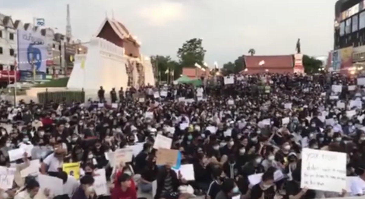  #Thailande Des manifestants ont cimenté dimanche matin près de l’ancien palais royal à Bangkok une plaque indiquant que la Thaïlande appartient au peuple et non au roi, un défi à la monarchie, jusqu’ici sujet tabou dans le pays.