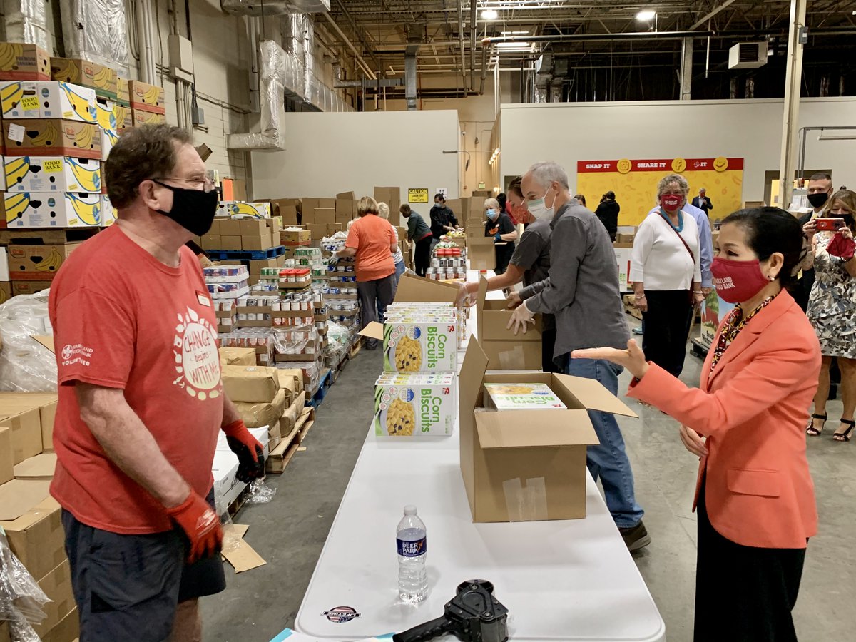 GovLarryHogan's tweet photo. Yesterday, the First Lady was thrilled to join the @MarylandFoodBank and @MarylandGOCI for the delivery of 80,000 pounds of food donated by The Church of Jesus Christ of Latter-Day Saints as part of Maryland’s Day to Serve Initiative. #MDDTS2020 https://t.co/U48cJE9YTP