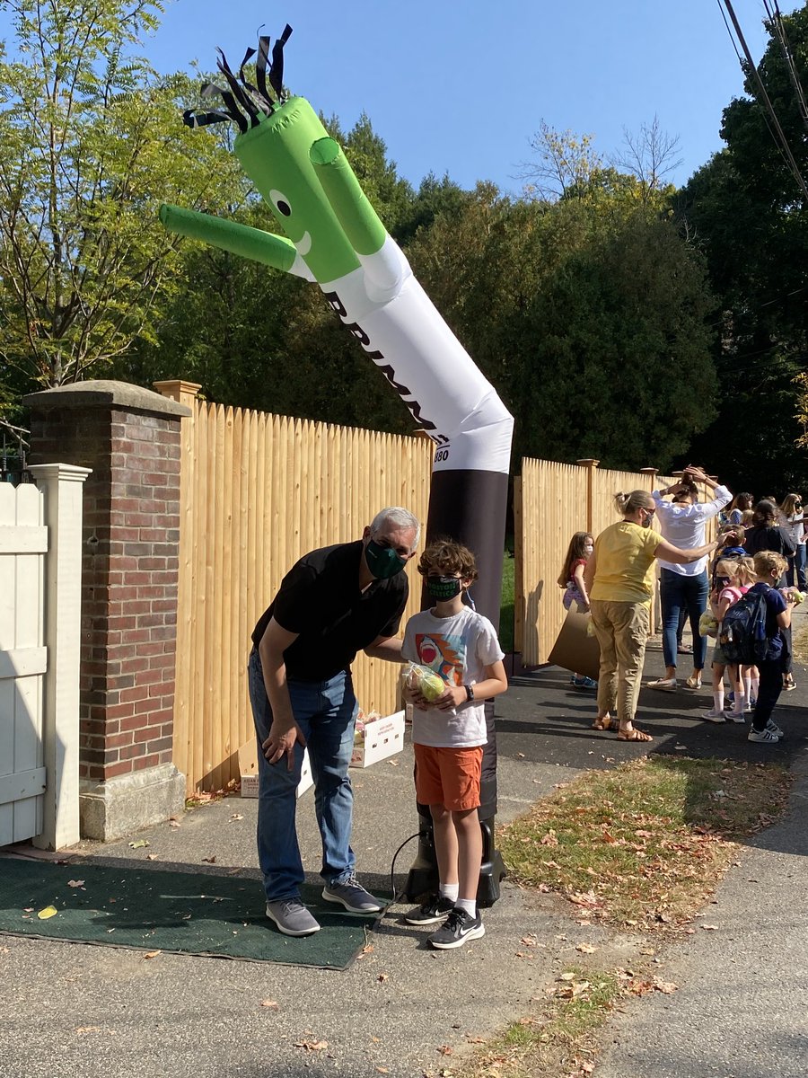 brimmerandmay's tweet photo. This year, we brought the apples to Brimmer instead of the other way around! Thank you to Lookout Farm for helping us keep the spirit of our Lower School Apple Picking tradition strong. 🍎🐊 #brimmerlowerschool #brimmeradvantage #experiencebrimmer #applepicking https://t.co/8Z022BVpo3