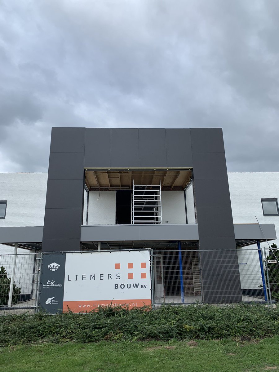Restyling van de gevels van een showroom in Westervoort. Maandag worden de kozijnen geplaatst.
#renovatie #makeover #kspb #verbouw