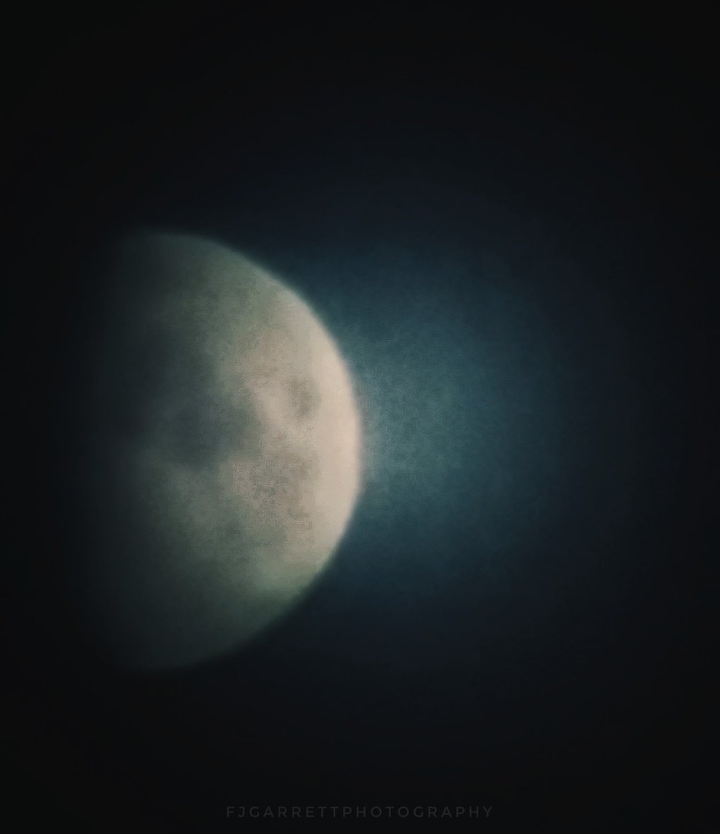 fobakesbadly's tweet photo. Relax astrophotographers your job is safe 🤣🤣🙈#huaweimate20pro #shakyhand https://t.co/Kb8IVzkoS1