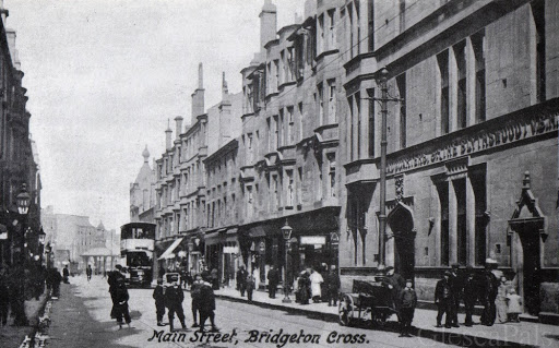Hasta aquí llegaron los Mackintosh en 1906, huyendo de un apartamento alquilado en el 120 de Main Street, en pleno centro del bullicioso, ruidoso y sucio centro de la industrial GlasgowSe trajeron con ellos TODOS los muebles. Es decir, la típica mudanzaMain Street 1906
