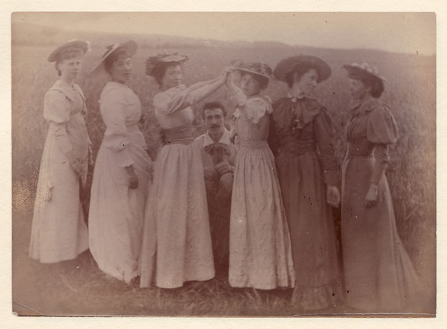 Decir que no eran unos cualquiera, estaban en la escena.Se habían conocido en la Glasgow School of Art donde formaron el grupo de los "inmortales" jóvenes alegres amantes de hacerse fotos, de las "Arts and Crafts", la naturaleza y el naciente modernismo vienés. 1897