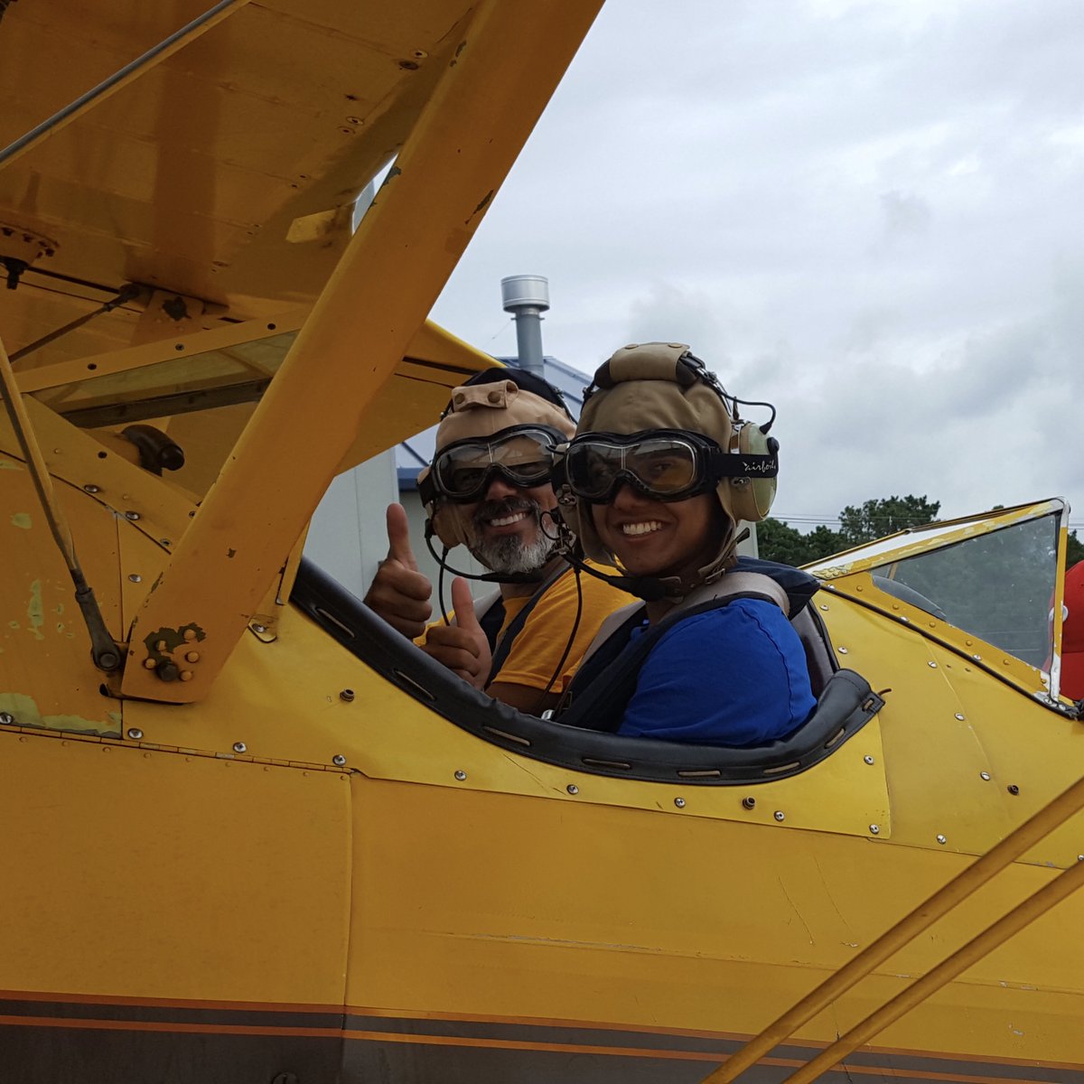 thecannibalque2's tweet photo. Thumbs up for a fun ride! 👍
.
.
.
#thecannibalqueen #supportlocal #aviationphotography #aviation #njlocal #airadventure #bucketlist #njisbeautiful #njspots #yesNJ #jerseyshore #jerseyshorelocal #lbinj #discovernj #historicaviation #stearmanbiplane #ww2planes https://t.co/20TwVnJLVR