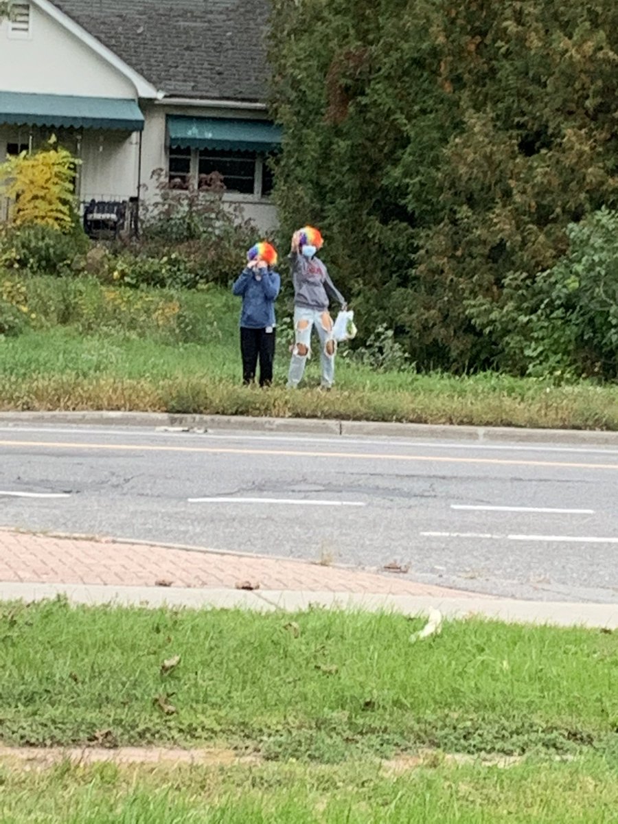 Rosalita54's tweet photo. I saw clowns last night #random #Ottawa #Covid delirium. #Theyfloat https://t.co/XfgGoPakYM