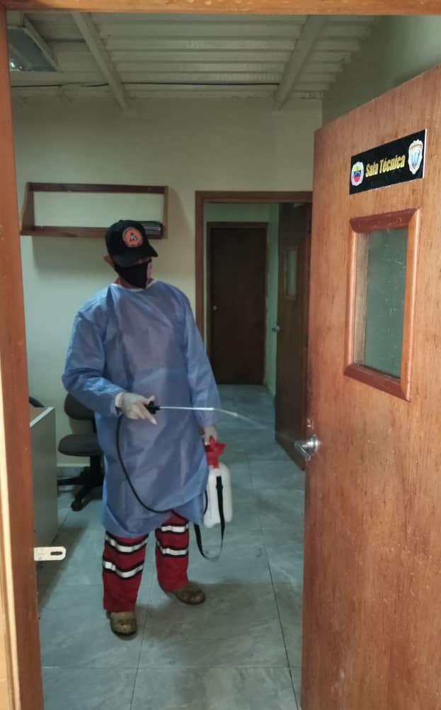 Jornada de desinfección para contrarestar la pandemia #Covid_19 en las instalaciones de este despacho.
#Cicpc <a href="/DouglasRicoVzla/">Douglas Rico</a> <a href="/JSalazarCICPC/">Jhonny Salazar</a> <a href="/MercyBracho1/">Com. Mercy Bracho</a> <a href="/cicpc_prensa/">PrensaCicpcOficial</a> <a href="/CICPCPREVENCION/">PREVENCIÓN INTEGRAL DEL DELITO CICPC</a>