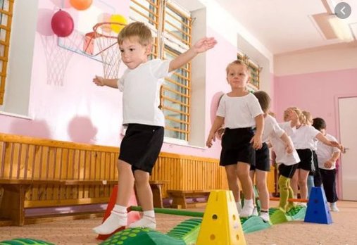 Обучение движению группой. Физическое воспитание в детском саду. Физкультура в детском саду. Физкультура в садике. Спортивные занятия в детском саду.