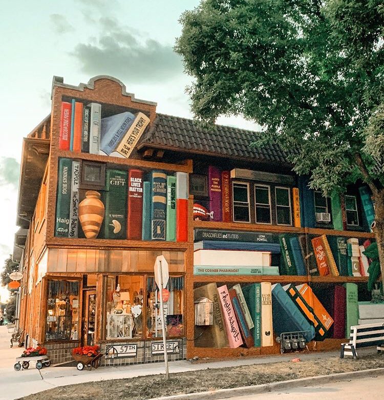 ...and they lived happily ever after 📖
📷: @milwaukeephoto 
🎨: <a href="/fred_the_artist/">Fred Bannister</a> 
#dearmke