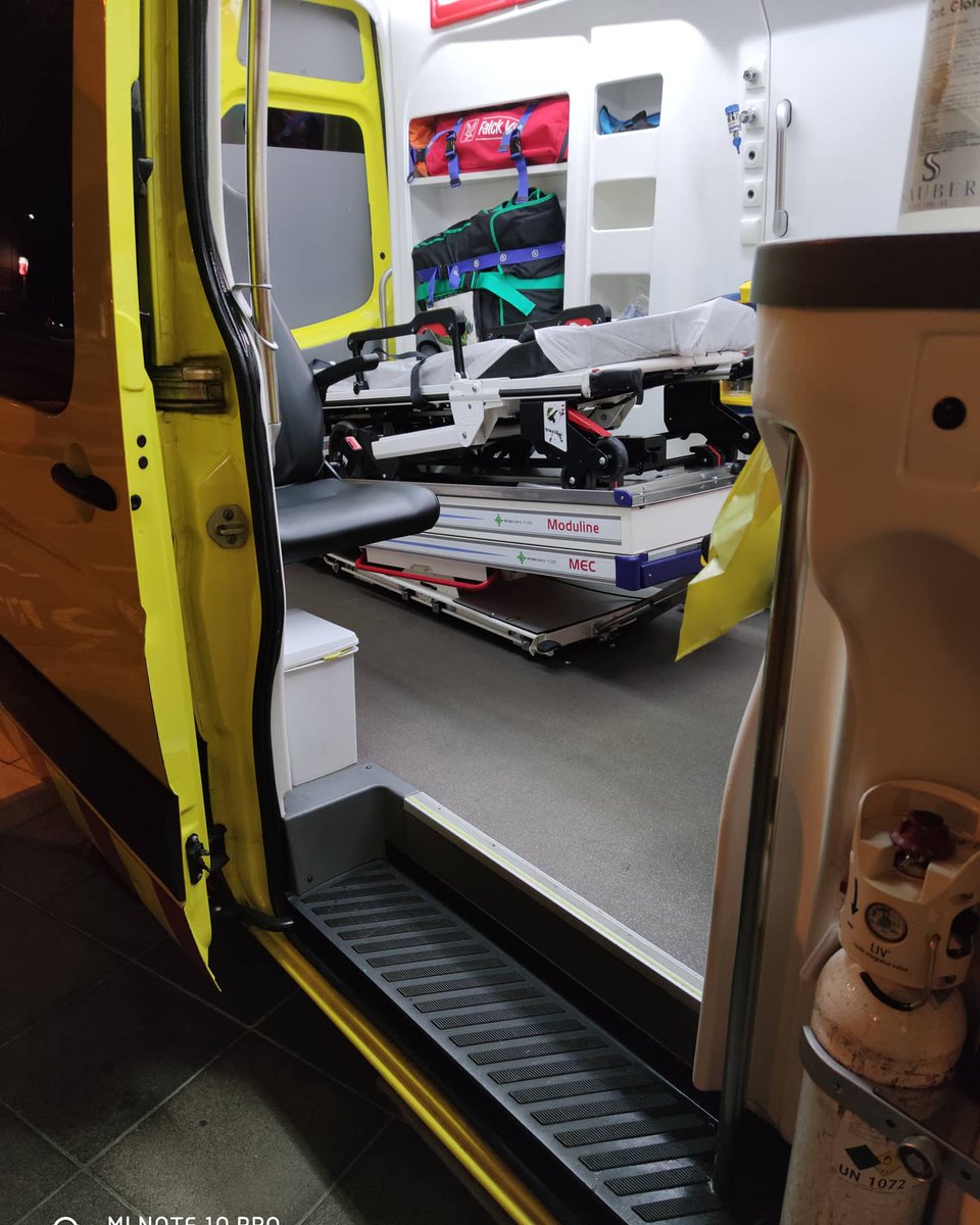 jovebl's tweet photo. Otra noche más uuuooooo 🤣 #emergenciesmediques #emergency #ambulancia #ambulance #tesvisible #urgency #firstresponders #urgencia #ambulanza #instadocenciasalud #creurojacat #stopagresionessanitarias #emergencia #uvim #enfermeriavisible #llumsblaus #emslife #tescommunity #myemsda https://t.co/Iu2YJyFgBO