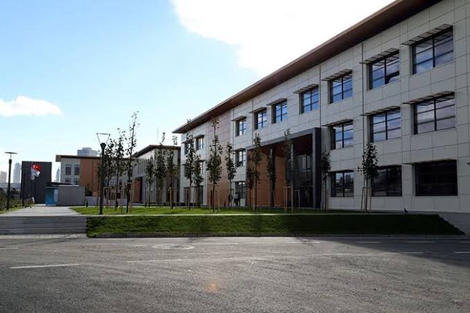 nocontextimu's tweet image. Ne hayallerle, ümitlerle
Üniversite okumaktı dileğimiz
Suçlu ne sensin ne de benim
Şimdi sensizim sen de bensiz 

ONLİNE DERSLERDE teselli bulunca
İşte biz o gün tükeneceğiz...