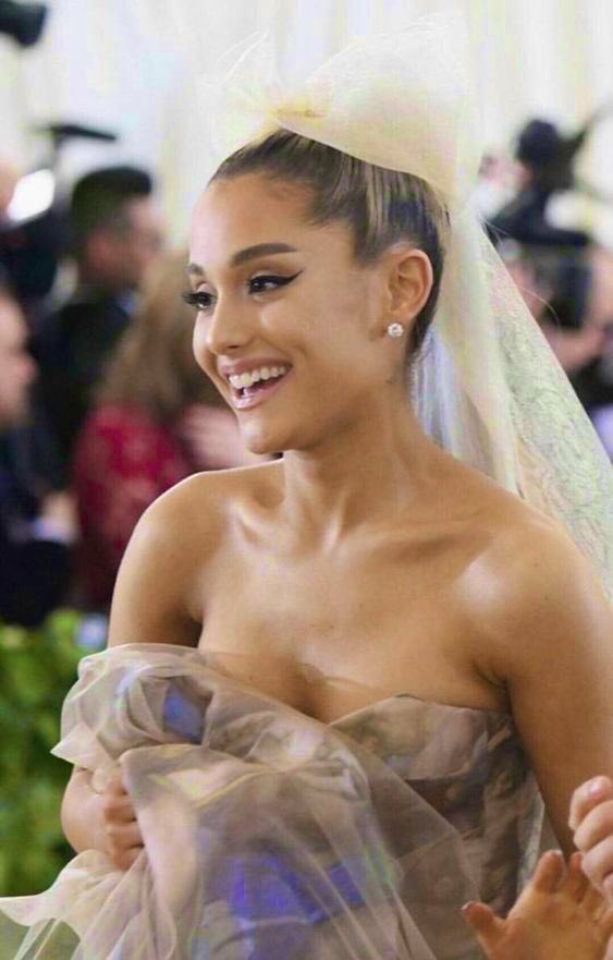 crazyinG5's tweet photo. Ariana Grande x Beyoncé interactions; a thread. https://t.co/3cBsMBDju5
