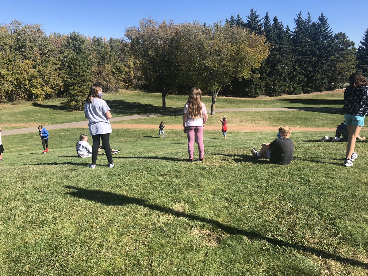 MrsDaleywhf's tweet photo. Our Terry Fox walk took us off school grounds today to Dinosaur Hill (where some people chose to roll down) and ended in a “find the most beautiful leaf” contest! #TerryFoxRun #autumnleaves #FunFriday https://t.co/Nye3hSnLcZ