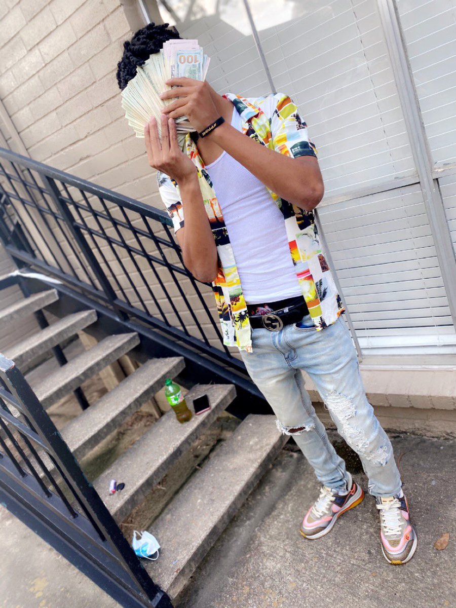 Dloyden5's tweet image. Everytime I come out bitch you know I pop out I’m stunting 🤙🏼💰 #LLNuk