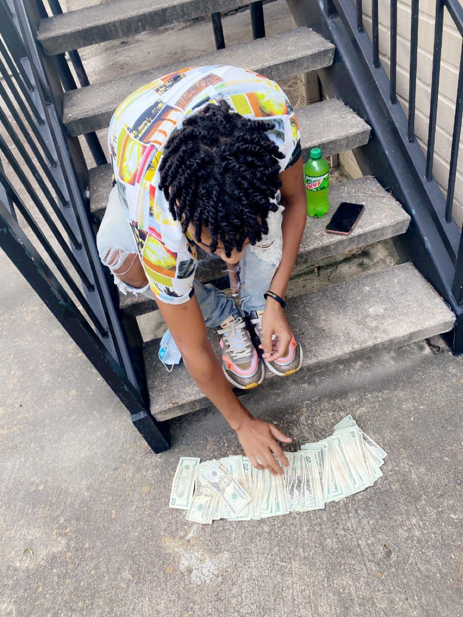 Dloyden5's tweet image. Everytime I come out bitch you know I pop out I’m stunting 🤙🏼💰 #LLNuk