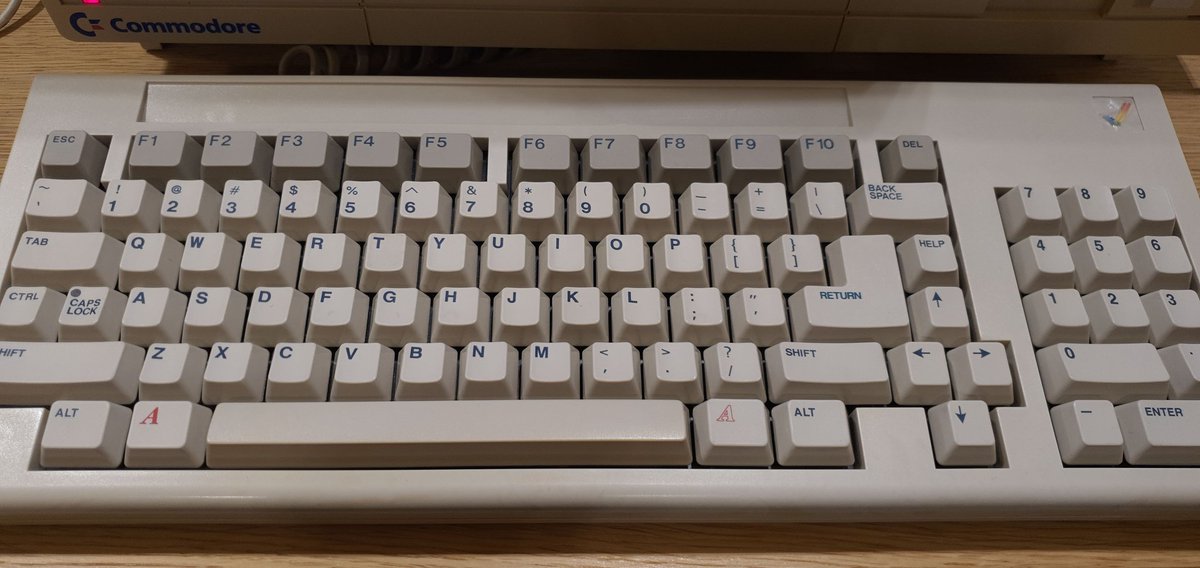 Next step,  #Amiga1000 keyboard restoration. The whole thing was absolutely filthy. But in great working condition. Now it is mint 